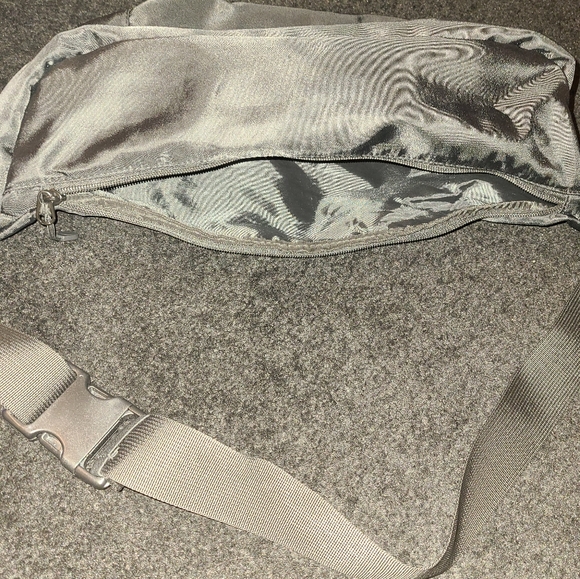 Huge crooks and Castles fanny pack - Picture 3 of 3